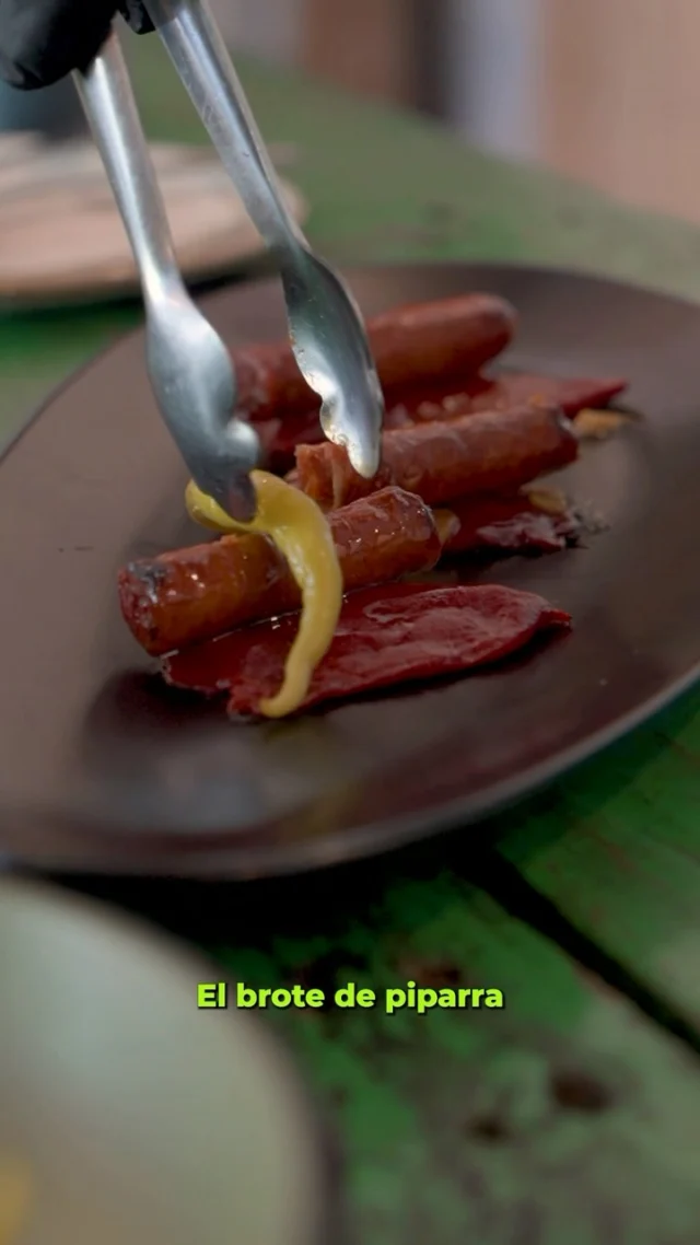 Hay platos que sorprenden desde el primer bocado.

Las nuevas chistorras glaseadas con pimientos del piquillo caramelizados, brotes de piparra y miel de caña llegan para conquistar a los que disfrutan de los contrastes: dulce, salado y un ligero toque picante en el equilibrio perfecto. 🔥

¿Cuándo vienes a probarlas? 🍽️

#FueraDeCartaBermejales #CocinaConAlma #SevillaGourmet