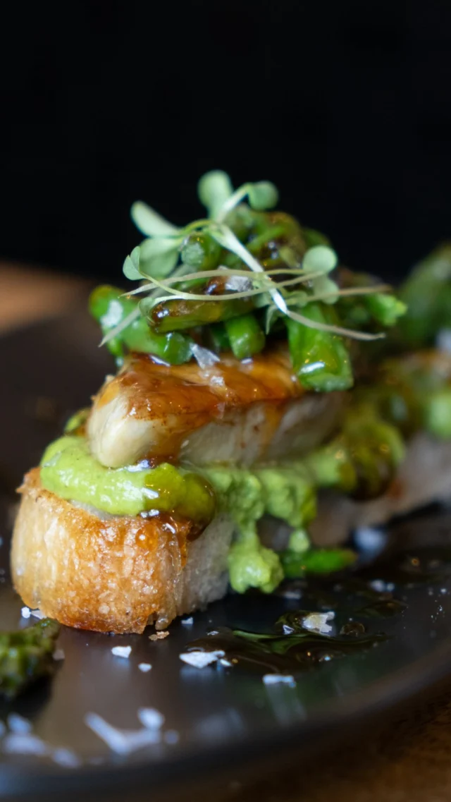 Nuestra tosta de foie con crema de espárragos verdes y reducción de Pedro Ximénez es una de esas combinaciones que tienes que probar al menos una vez.

Y después, seguramente, volverás a pedirla🍷✨

#FueraDeCartaBermejales #CocinaConAlma #SevillaGourmet