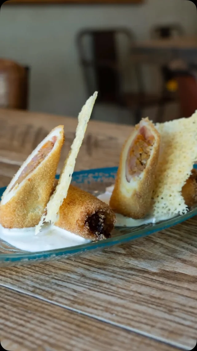Hay platos que merecen disfrutarse sin prisas.

Nuestro Flamenquín de criollo argentino y manzana caramelizada a la sidra con mayo de chimichurri es uno de ellos. Un bocado lleno de contrastes que te invita a saborear cada detalle.

¿Lo añadimos a tu próxima visita? 🍽️✨

#FueraDeCartaBermejales #CocinaConAlma #SevillaGourmet