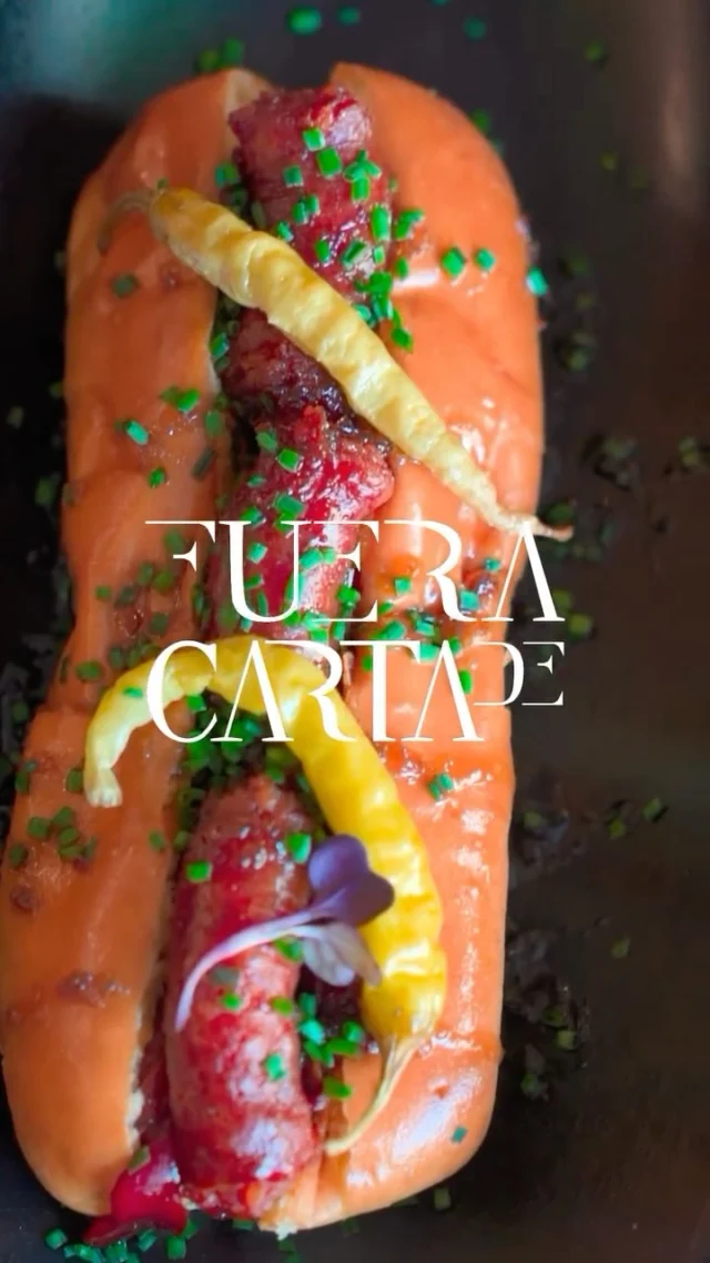 Hay platos que llegan para hacerse un hueco entre tus favoritos.

Nuestro nuevo brioche de chistorras glaseadas, piquillos caramelizados y reducción picante de PX es uno de ellos. Una combinación llena de sabor que demuestra por qué nuestros Fuera de Carta nunca pasan desapercibidos.

Ahora solo queda una pregunta: ¿cuándo vienes a probarlo? 🍽️🔥

#FueraDeCartaBermejales #CocinaConAlma #SevillaGourmet