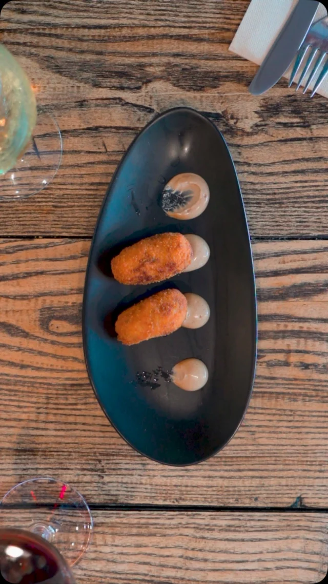 Y tú, ¿con quién compartirías esa última croqueta?

Menciona al afortunado en comentarios <3

#FueraDeCartaBermejales #CocinaConAlma #SevillaGourmet
