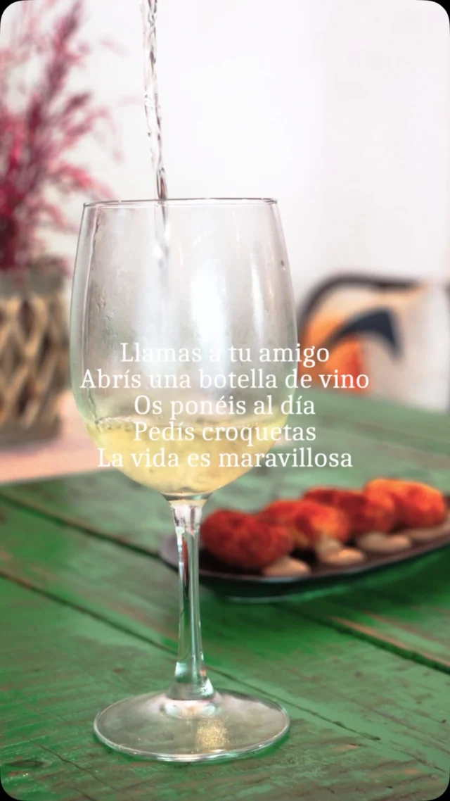 A veces no hace falta mucho para que un día cualquiera se convierta en un buen día.

Una botella de vino, unas croquetas recién hechas y esa persona con la que siempre apetece compartir mesa🍷🤍

El resto puede esperar.

#FueraDeCartaBermejales #CocinaConAlma #SevillaGourmet