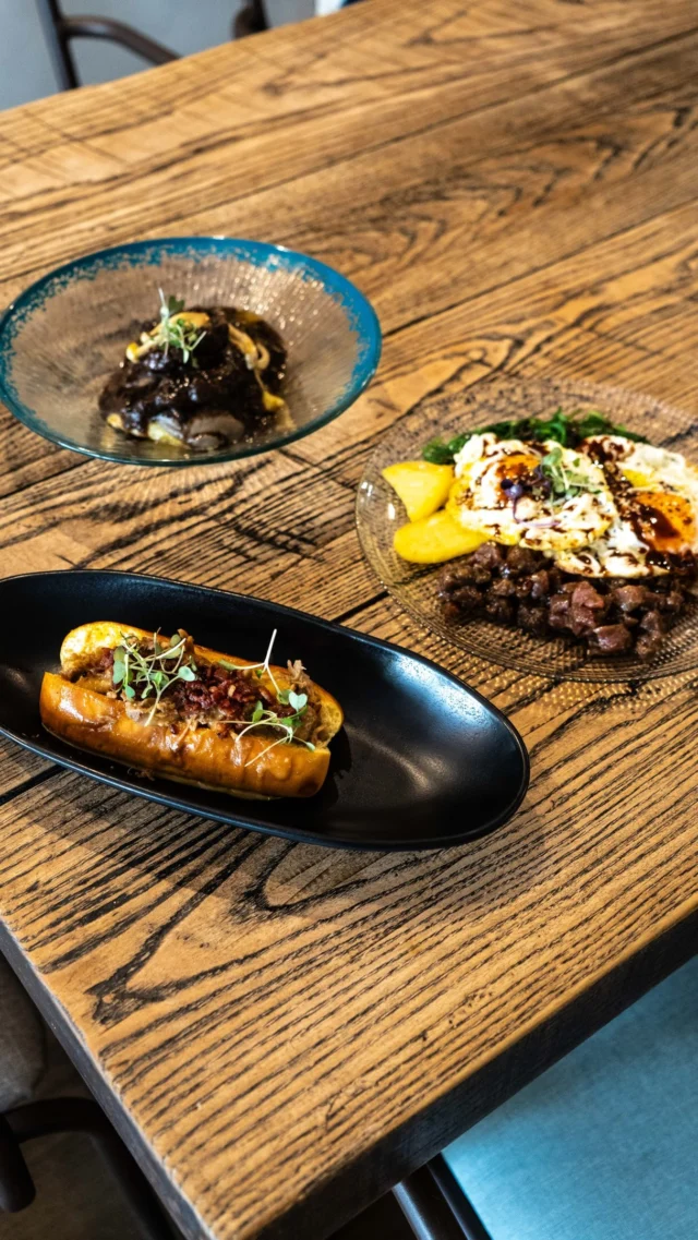 Si Tere los recomienda, por algo será 👀🍽️

🔥 Huevos rotos con tartar de atún picante.
🍔 Brioche de pollo carbonara.
🤎 Carrillada con salsa de ajo negro sobre crema de setas.

Tres de los favoritos del momento que tienes que venir a probar. ¿Con cuál empezarías? 👇

#FueraDeCartaBermejales #CocinaConAlma #SevillaGourmet